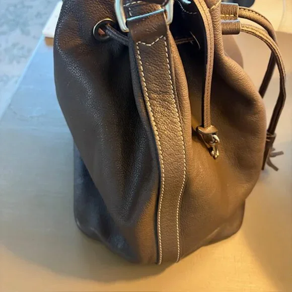 Dooney & Bourke Drawstring Bucket Bag Pebbled Leather Brown Grommets Tassels - Picture 4 of 13